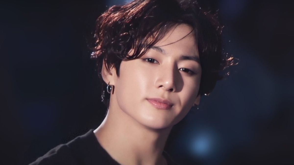 tuesday-trivia-when-bts-jungkook-became-the-knight-in-shining-armour-by-saving-an-anchor-from-dying-during-concert-korean-pop-culture